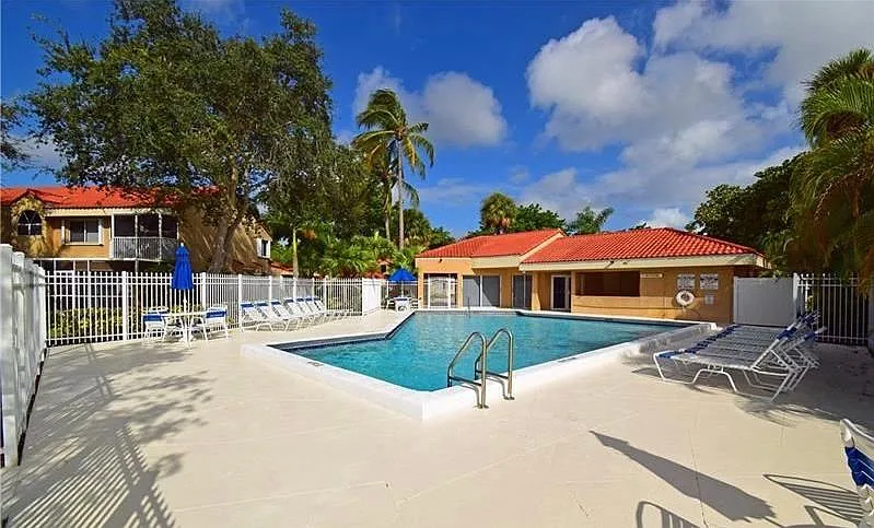 3 bed, 2.5 bath, 1560 sqft, $3,250 — Photo 2