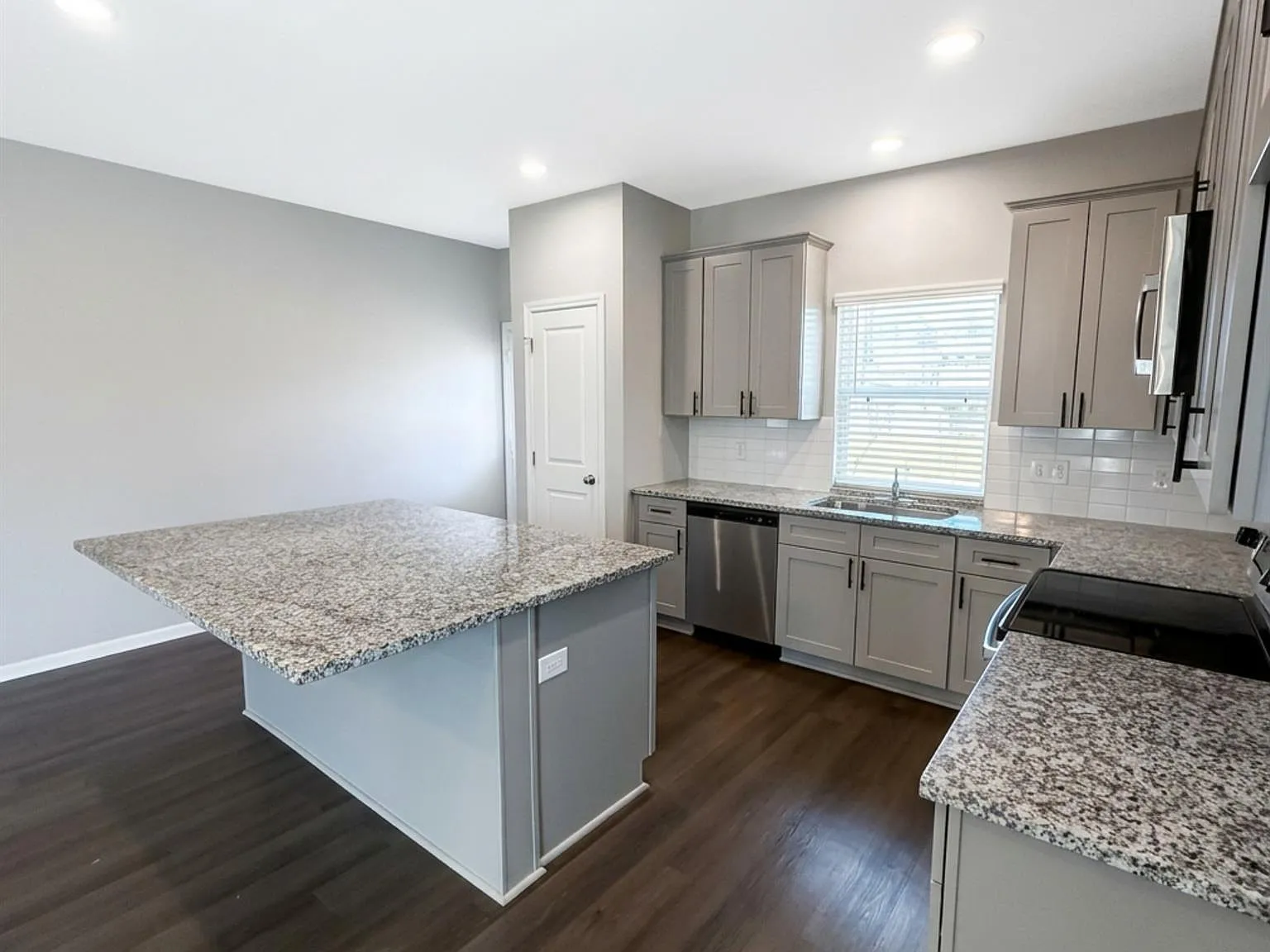 2 bed, 1.0 bath, 998 sqft, $1,350 — Photo 3