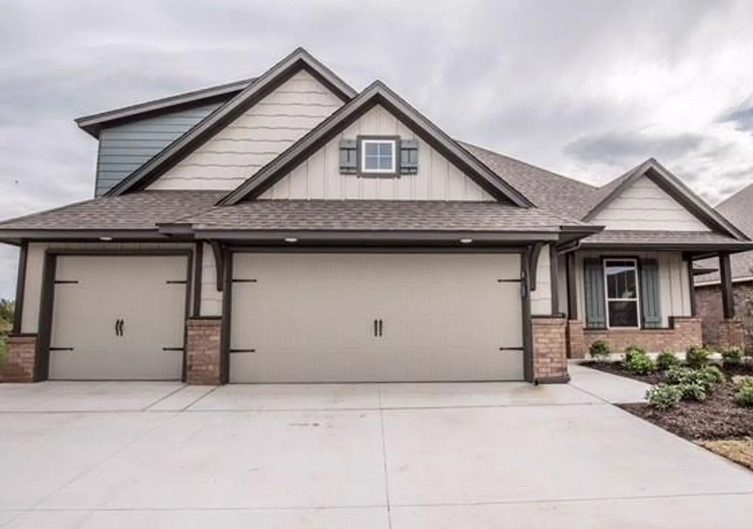 4 Bedroom 3 Bathroom Home With Upstairs Bonus Room in Mustang Schools — Photo 1