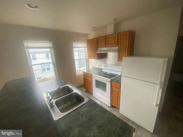 321 Plymouth Ave — Photo 1