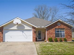 571 Woods Dr, Centerton, AR 72719