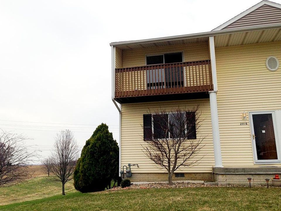 End unit with a wide open view