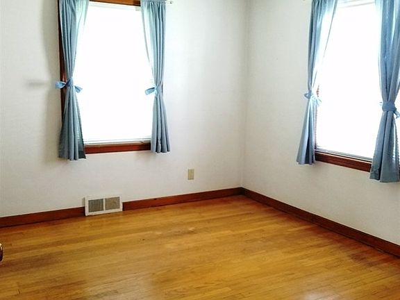 4th image of 2019 Crestview Ct