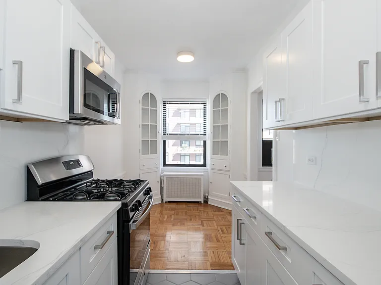 1100 N Dearborn — Photo 32