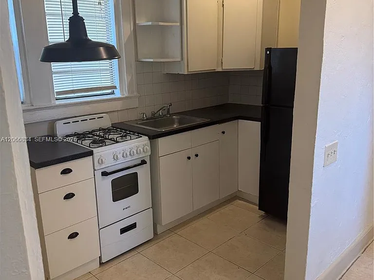670 W 46th St #5 — Photo 2