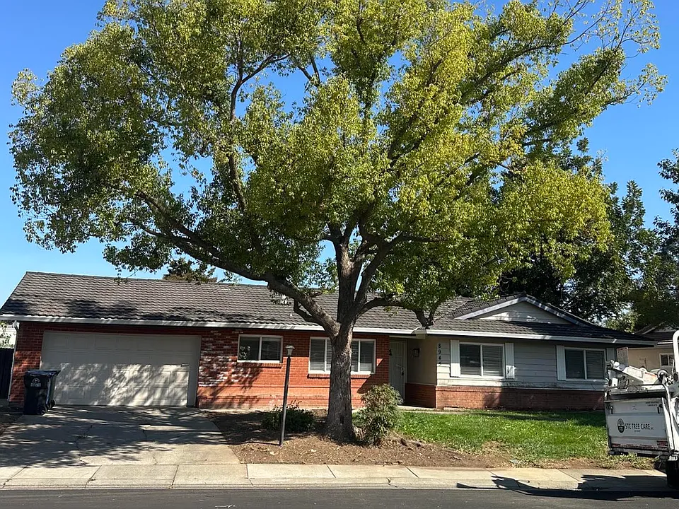 8945 Plaza Park Dr