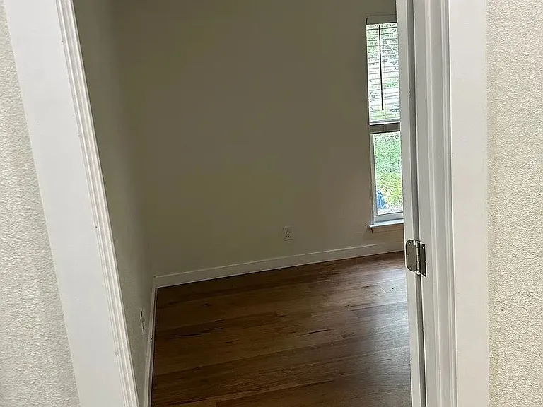 2518 Rockridge Dr — Photo 2