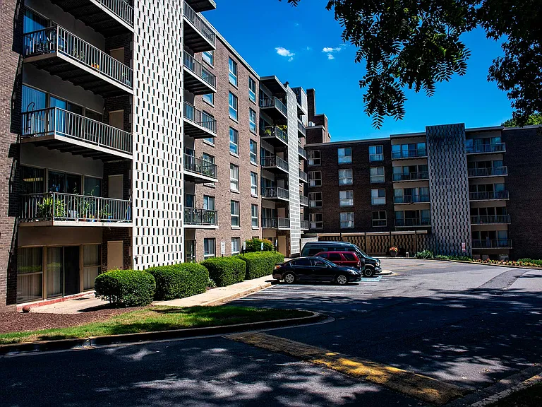Silver Spring House Apartments Shaded Parking Lot