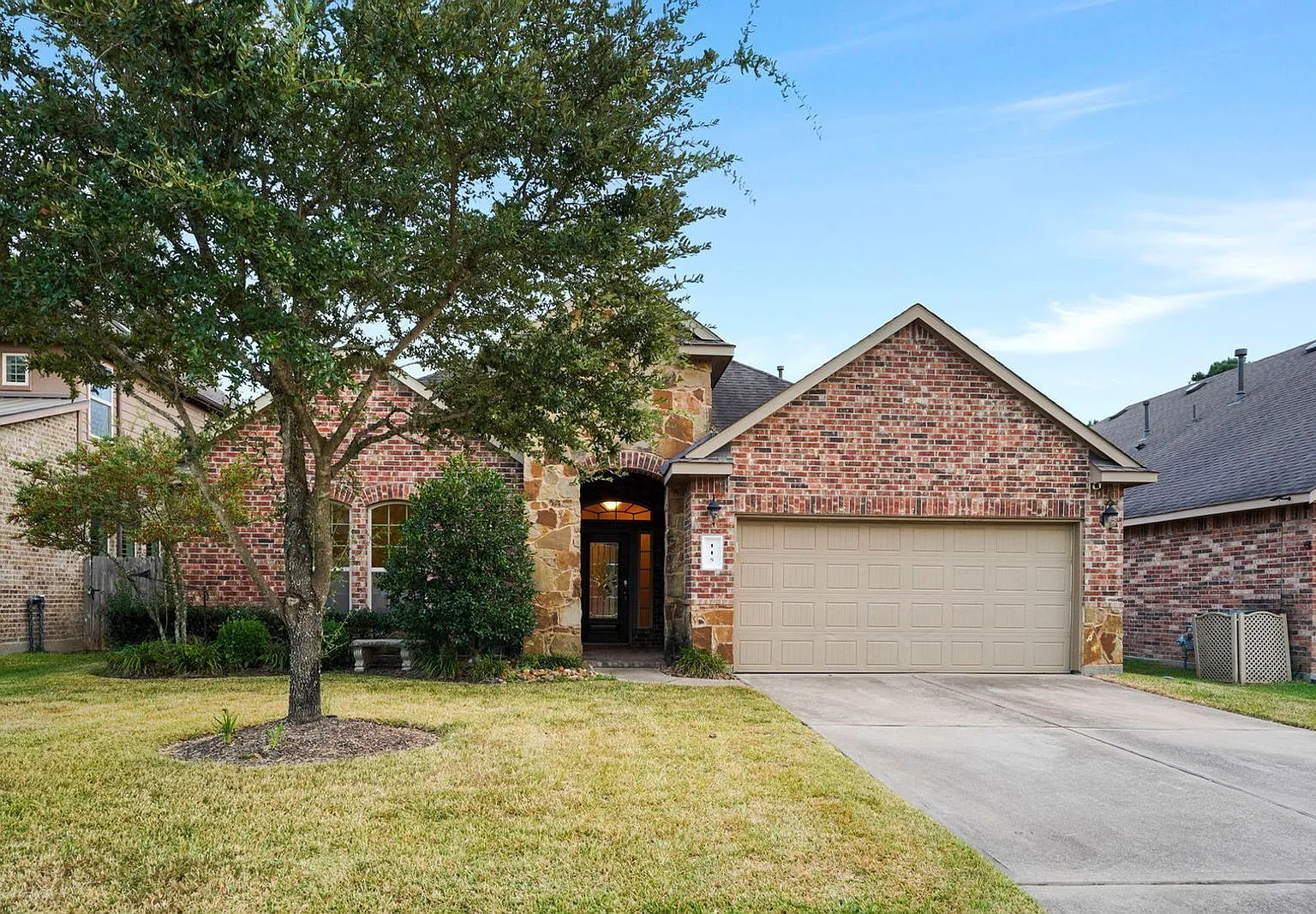 3 bed, 2.0 bath, 2464 sqft, $2,300 — Photo 1
