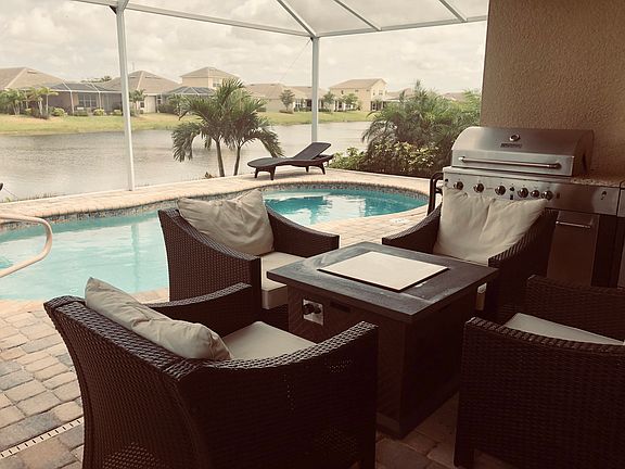 Outdoor Kitchen/Lounge