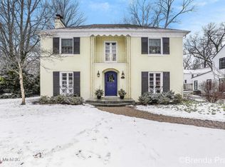 1045 Cambridge Dr SE, East Grand Rapids, MI 49506