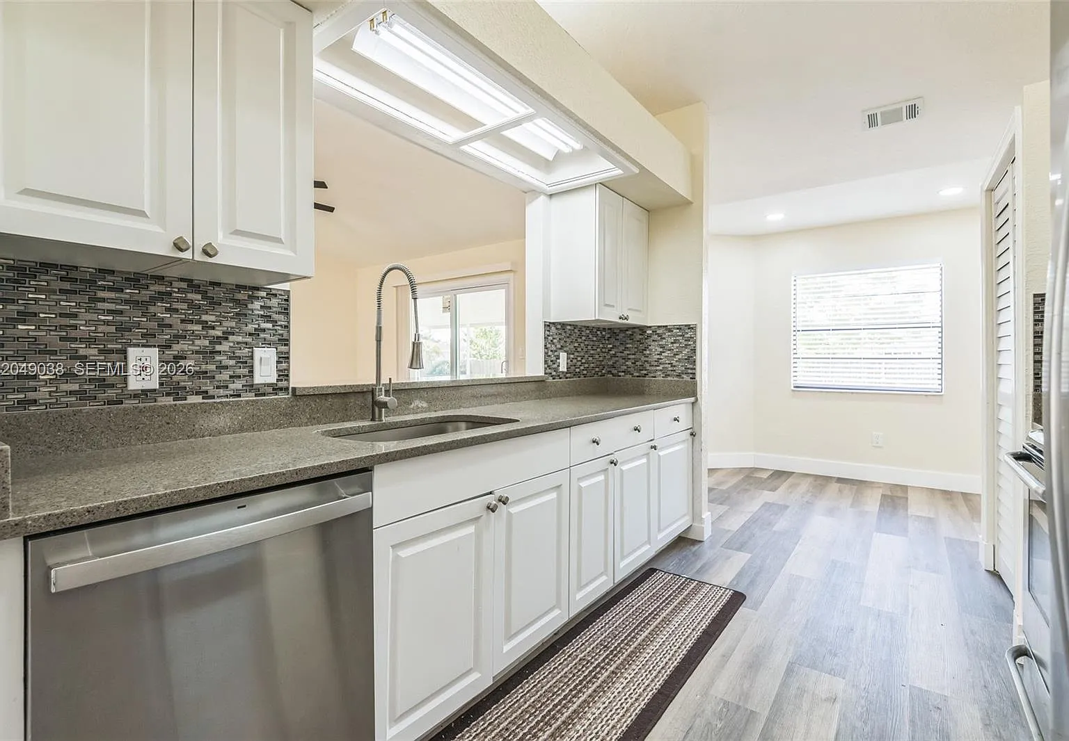 3 bed, 2.0 bath, 1481 sqft, $2,300 — Photo 2
