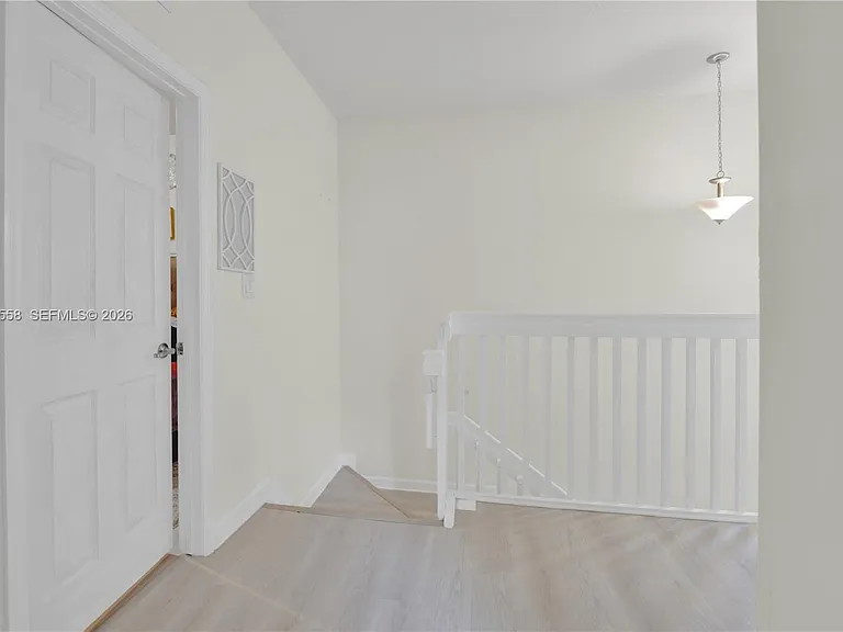 101 NE 37th Pl — Photo 15