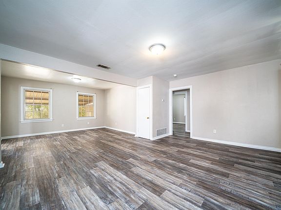3rd image of 207 E Pirate Ave