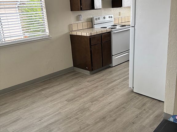 2nd image of 880 Canfield Ct #4