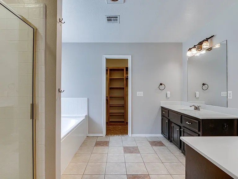 2701 Shady Tree Ln — Photo 24