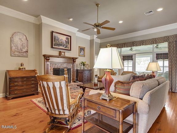 4th image of 206 Country Hollow Ln
