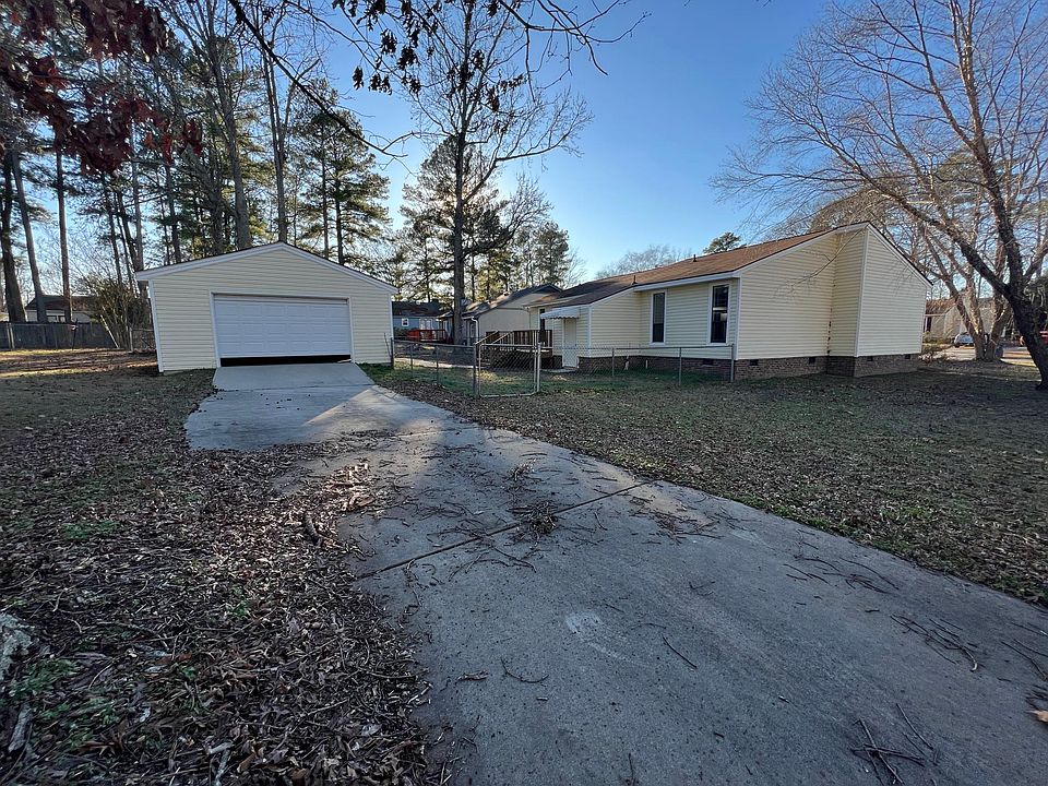 Garage entrance from side yard