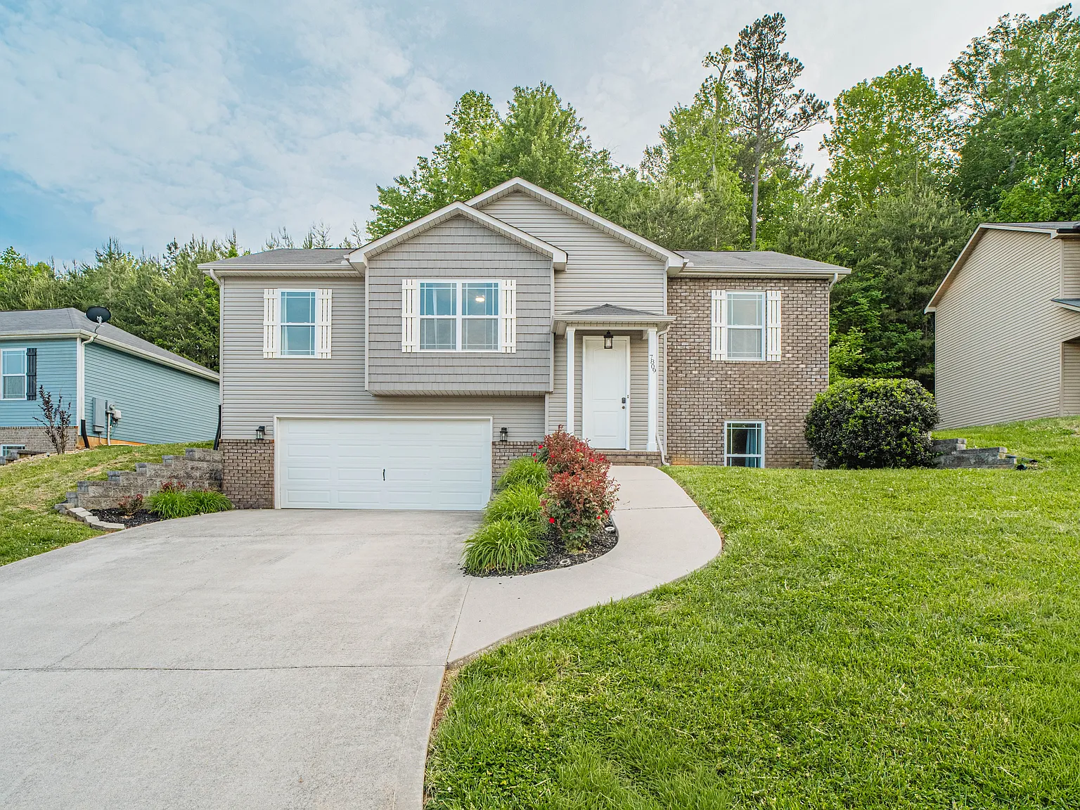4 bed, 1900 sqft, $3,200 — Photo 1