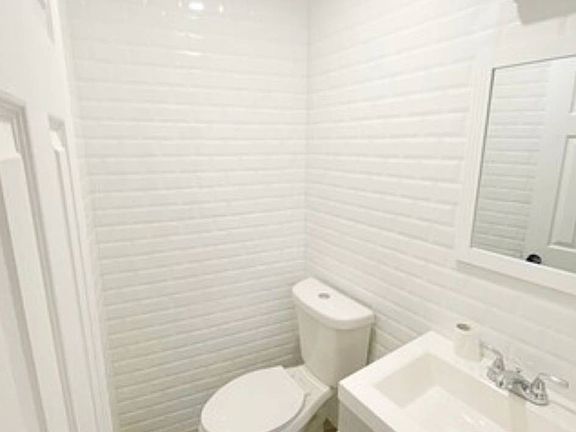 3rd image of 2925 Laconia Ave APT 1