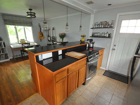 5th image of 1002 Greenlawn Dr #1