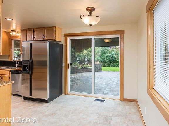5th image of 912 NW Canyon Dr