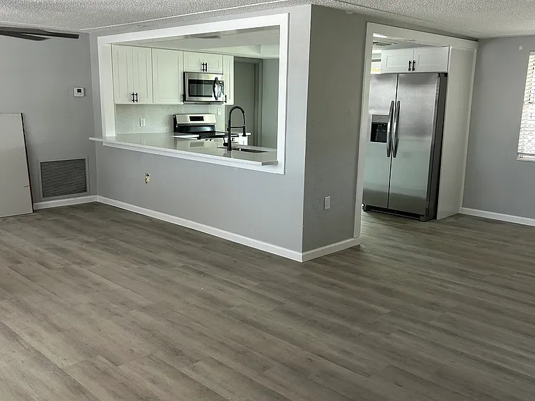 7517 Hollyridge Dr — Photo 3