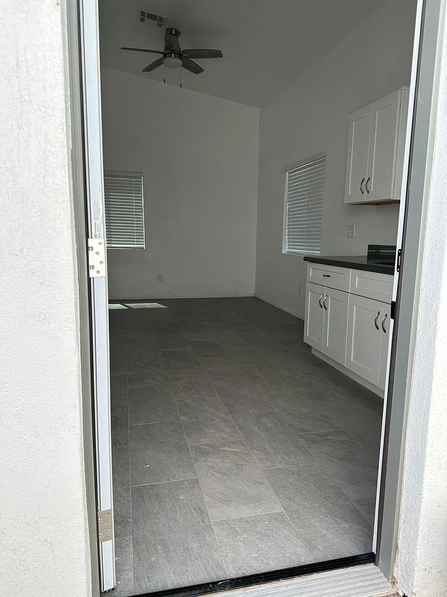 Building Photo - 1006 E Polk St #1