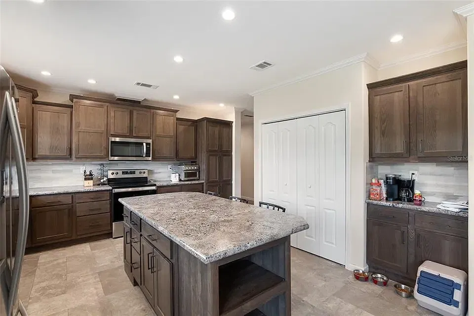 4 bed, 2062 sqft, $2,900 — Photo 4