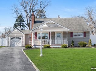 11 Rays Ct, Wayne, NJ 07470
