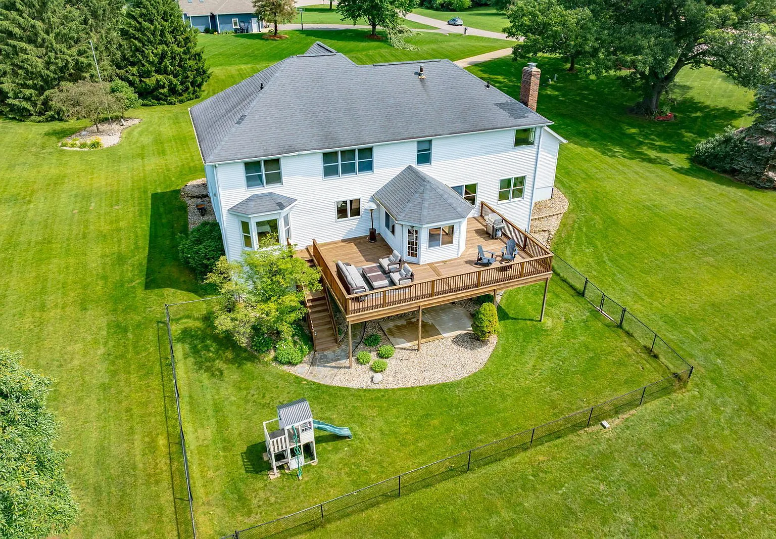 6 bed, 4.5 bath, 5372 sqft, $4,500 — Photo 2