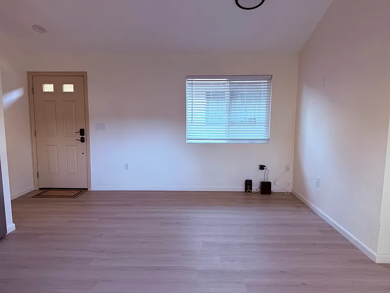 1561 Royal Way — Photo 5