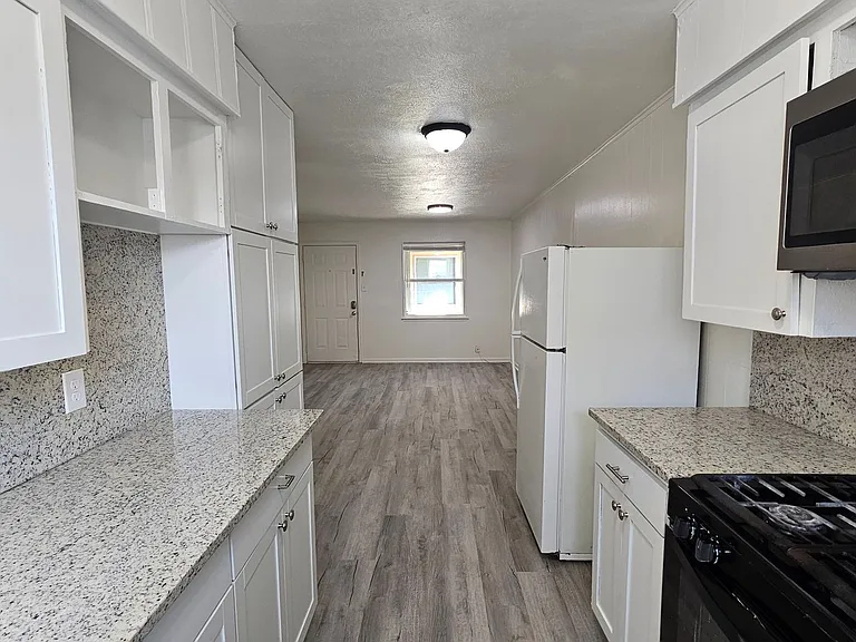 2420 Louise St — Photo 7