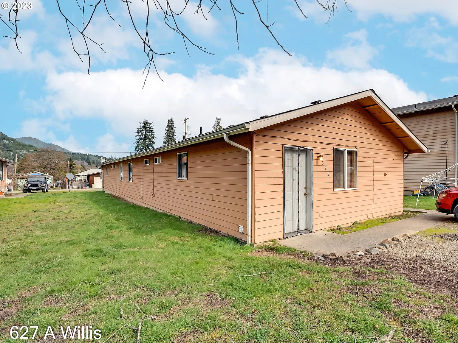 627 Willis Ave photo 1