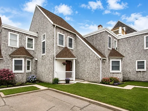 32 Commodore Ct, Hull, MA 02045
