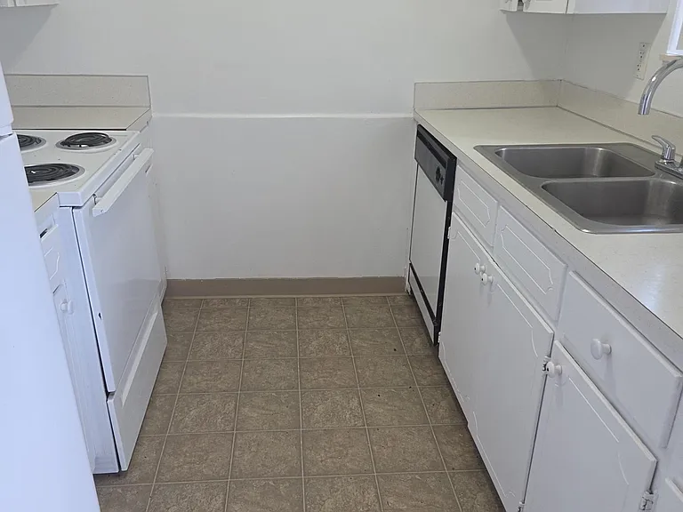 211 SE Uglow St #15 — Photo 3