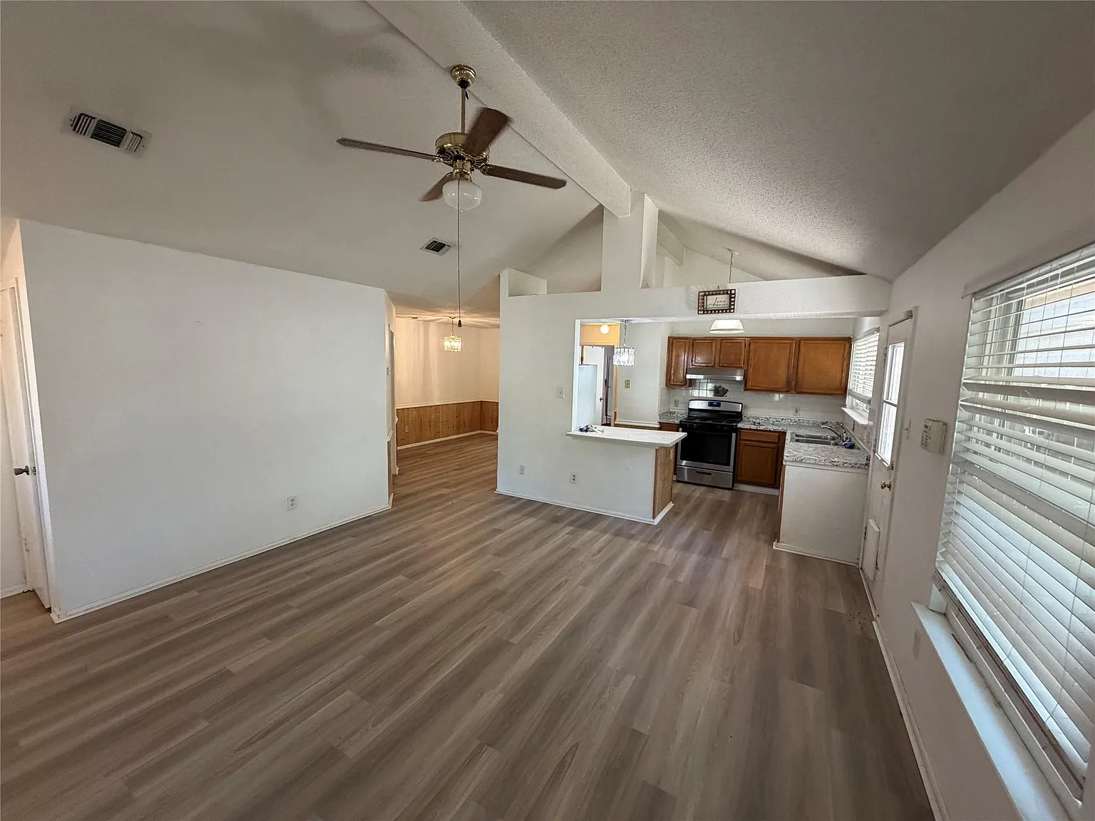 3 bed, 2.0 bath, 1200 sqft, $1,895 — Photo 4