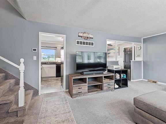 3rd image of 420 NW Village Ct