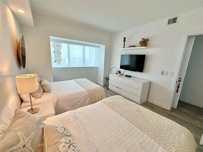 650 NE 32nd St #1404 — Photo 18
