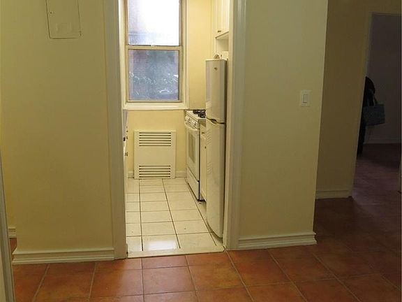 4th image of 1296 Midland Ave #1-B