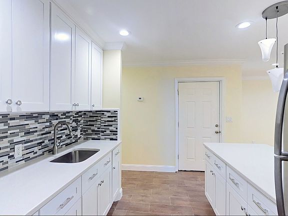 2nd image of 1121 Putnam Ave #3
