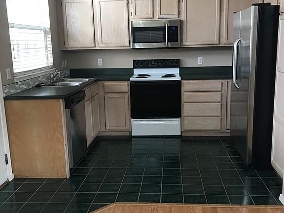 5th image of 686 Founders Park Dr W