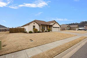 3rd image of 905 Lindsey Ln