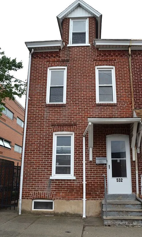 3 bed, 2.0 bath, 1253 sqft, $1,800 — Photo 1