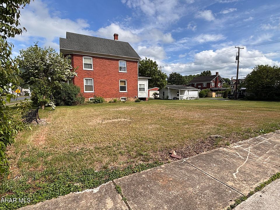 2nd image of 526 Martin St