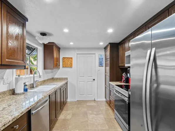 267 Hannalei Dr, Vista, CA 92083