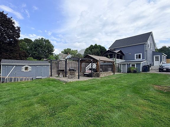 4th image of 328 Mechanic St