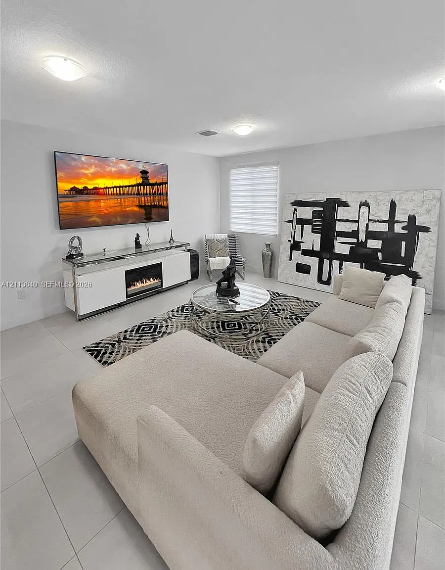 4 bed, 4.0 bath, 2582 sqft, $4,500 — Photo 4