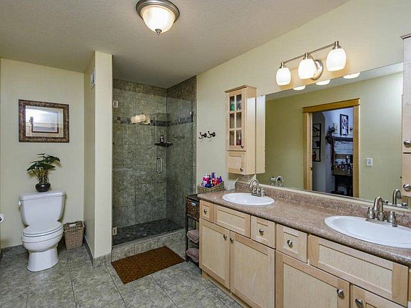 Upper bath to bedroom
