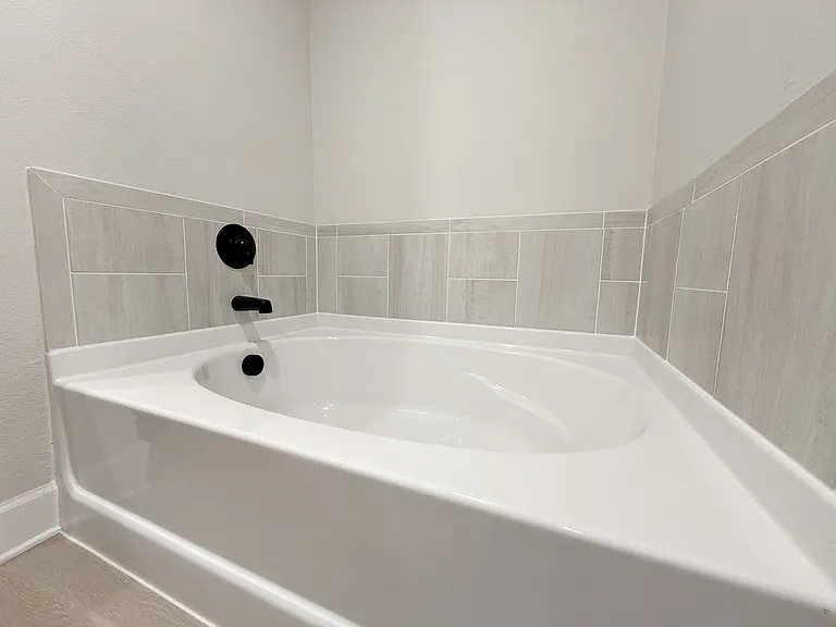 1205 Ginsburg Ln — Photo 15